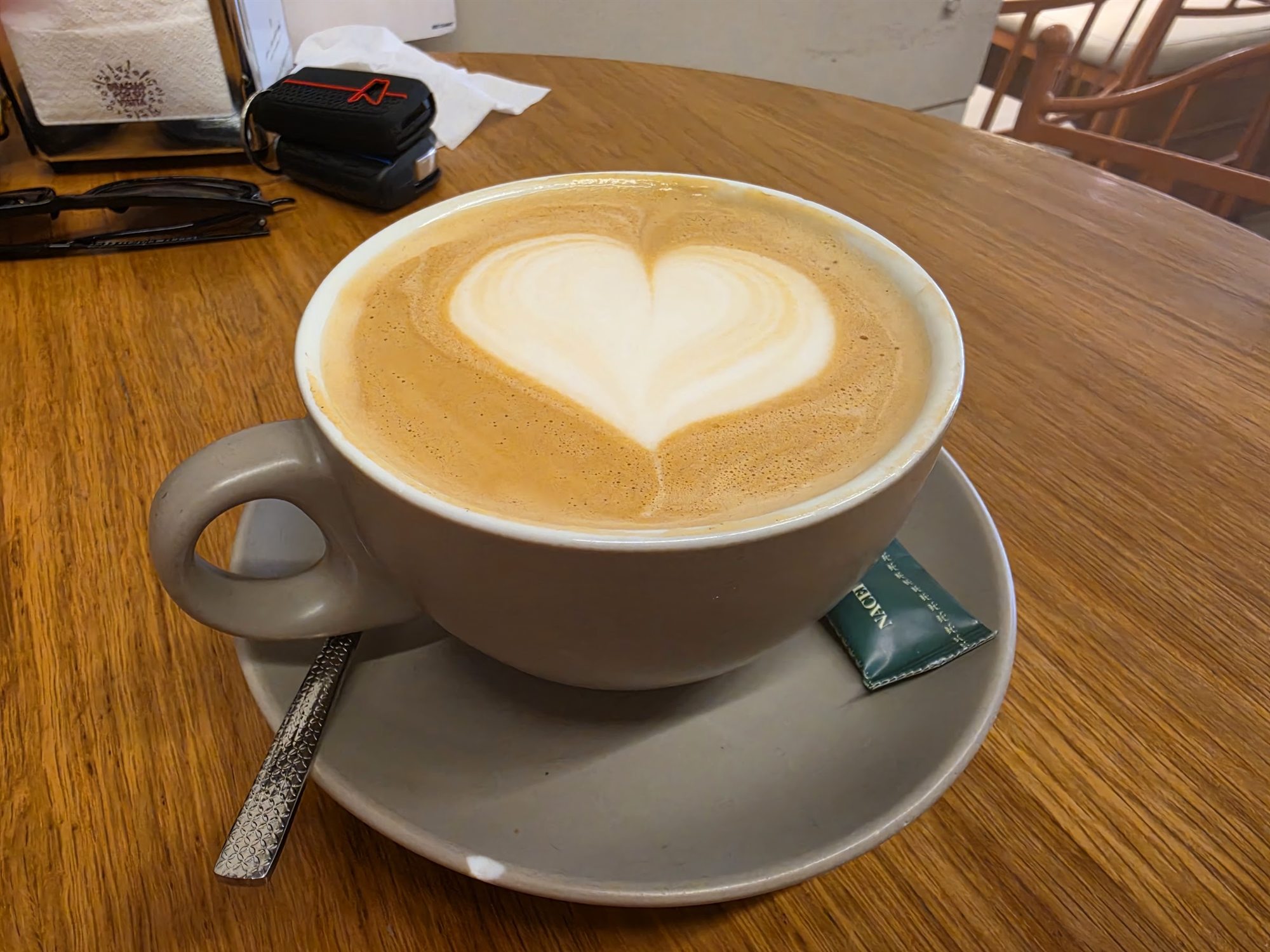 Café con corazón de latte art servido en La Despensa de Tani