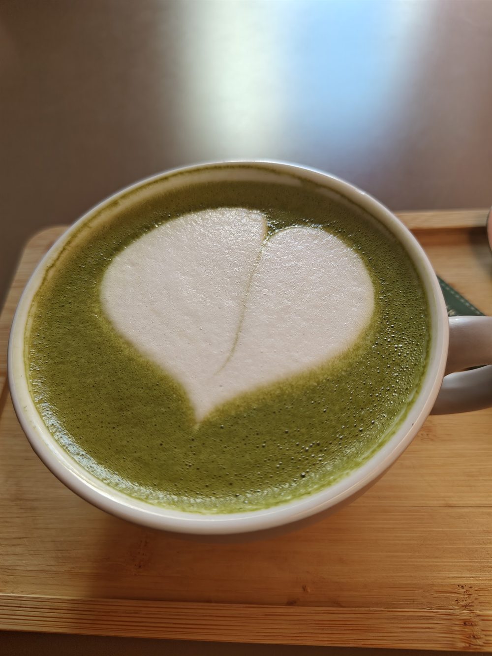 Matcha latte con un corazón dibujado en la espuma