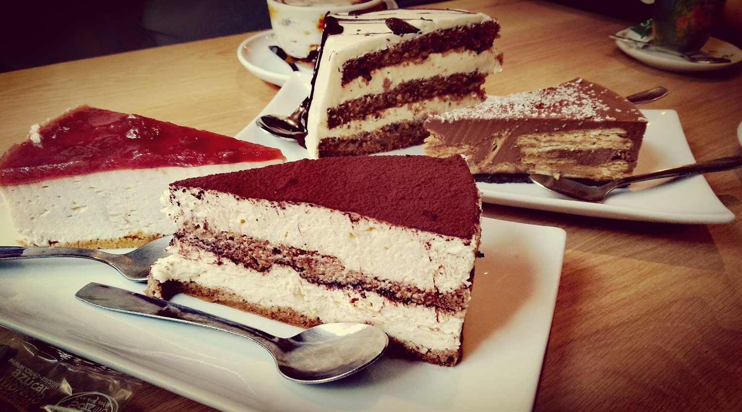 Porciones de tarta de tiramisú, cheesecake de fresa y tarta de galletas con chocolate
