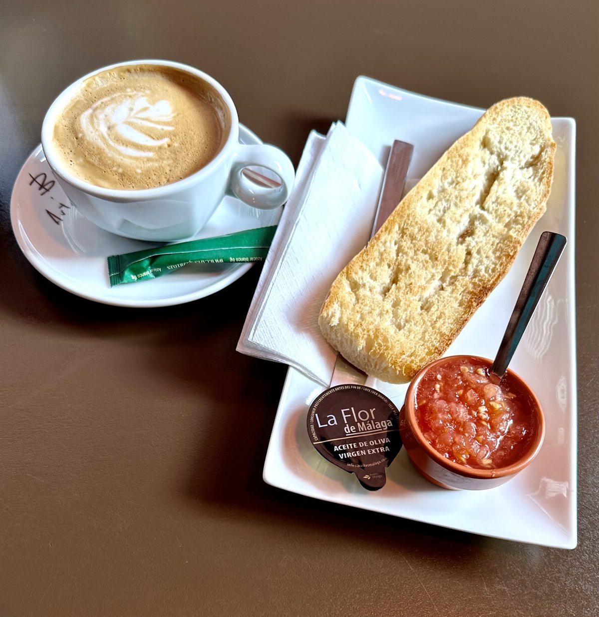 Café con arte latte y tostada con tomate y aceite de oliva virgen extra
